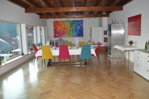 HinterweidenthalAnnettes Pfalz的一间配备有桌子和五颜六色椅子的用餐室
