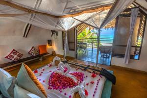 马特姆维Zoi Boutique Hotel Zanzibar ex Sunshine Hotel的一间卧室,床上有粉红色的鲜花