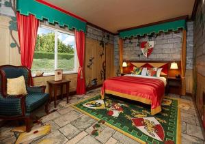 歌珊LEGOLAND New York Resort的一间卧室,卧室内配有一张床和一把椅子
