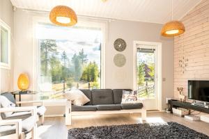 索特Lomamökki, loistava sijainti的带沙发和大窗户的客厅