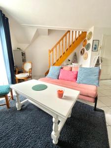 莫尔加TY SEA的客厅配有沙发和桌子