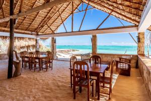 TsifotaAnkasy Lodge的一间带桌椅的海景餐厅