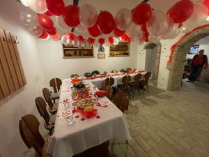 米库洛夫Apartmán Alva 3的一张长桌,在房间里装有红色和白色气球