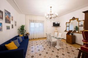 罗马Non ti scordar di me - Granny's House的客厅配有蓝色的沙发和桌子