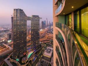 迪拜FIRST CLASS 2BR with full DUBAI SKYLINE & SEA view的城市高楼和交通景观
