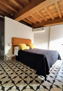 加塔Apartamento Zocailla的卧室配有床,铺有黑白地板