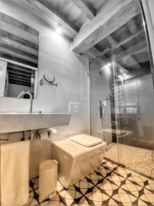 加塔Apartamento Zocailla的浴室配有卫生间、盥洗盆和淋浴。