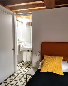 加塔Apartamento Zocailla的一间卧室配有一张床,浴室设有水槽
