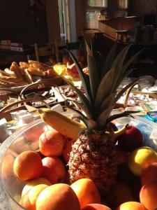 卡普费雷杜章酒店的 ⁇ 萝在桌上放一碗水果