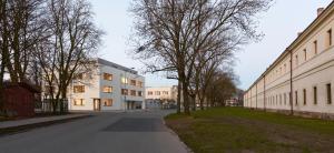 赫拉德茨 - 克拉洛韦Střešní apartmán s terasou的一条空荡荡荡的街道,两旁有建筑和树木