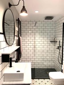 布尔戈斯Emérita Luxury Home的浴室设有白色水槽和镜子