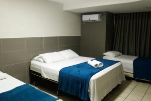 纳塔尔Atlântico Flat Natal的酒店客房,配有两张带毛巾的床