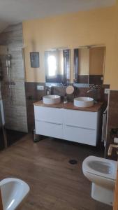 哈恩Dúplex San Lorenzo 2 PARKING GRATUITOS的一间带两个盥洗盆和卫生间的浴室