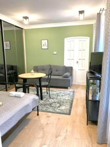 索普隆Fidelissima Apartman的客厅配有沙发和桌子