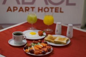 拉巴斯El Rey Palace Hotel的一张桌子,上面放着一盘早餐食品和两杯橙汁