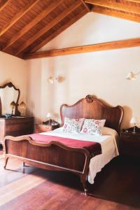 巴列埃尔莫索Casa rural Los Madroños的一间卧室配有一张大木床。