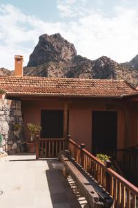 巴列埃尔莫索Casa rural Los Madroños的一座房子,设有山地风格的木门廊