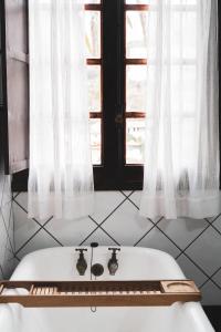 巴列埃尔莫索Casa rural Los Madroños的带窗户的浴室内的白色浴缸