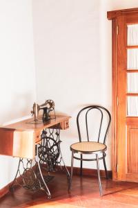 巴列埃尔莫索Casa rural Los Madroños的书桌、缝 ⁇ 机和椅子