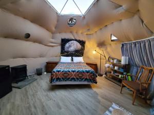 二十九棕榈村The Kosmic Tortoise的帐篷内的卧室,配有一张床
