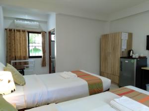 清迈Rena House Chiang Mai的酒店客房带两张床和厨房