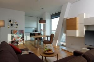 Triiiple Suites Level 21 mit Balkon und Tiefgarage的休息区