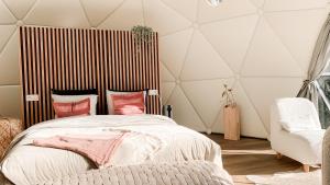 科克赛德Romantische glamping dome Koksijde - Duiniek的一间卧室配有一张大床和一把椅子