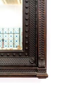 塞维利亚塞维利亚酷炫酒店的墙上木框的华丽木镜