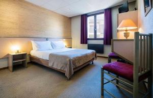 阿尔贝维尔勒萨瓦酒店的酒店客房设有床和窗户。