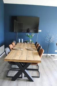 赫劳BakBoord的一张带椅子的餐桌和蓝色的墙壁