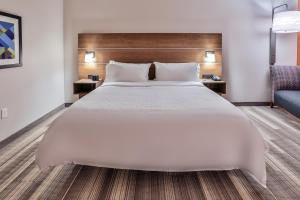 纳什维尔Holiday Inn Express & Suites - Nashville MetroCenter Downtown, an IHG Hotel的一张大白色的床,位于酒店客房内