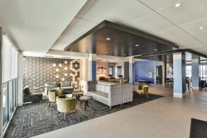 纳什维尔Holiday Inn Express & Suites - Nashville MetroCenter Downtown, an IHG Hotel的大堂配有沙发、椅子和桌子