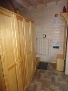 乌斯特卡Agroturystyka nad Morzem的一间设有木门和地板的客房