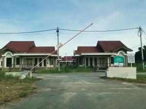 哥打巴鲁Homestay Pasir Tumboh Kota Bharu的前面有路标的房子