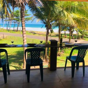 玉米岛Turtles Nest Bunkhouse at Lodge at Long Bay的一张桌子和椅子,享有海滩美景