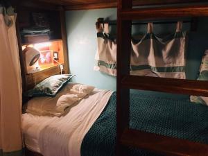 玉米岛Turtles Nest Bunkhouse at Lodge at Long Bay的一间卧室配有一张双层床和一张带枕头的床。