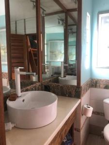 玉米岛Turtles Nest Bunkhouse at Lodge at Long Bay的一间带水槽和大镜子的浴室