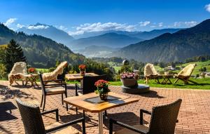 贝希特斯加登丹尼格勒亨安培酒店的山景庭院设有桌椅。