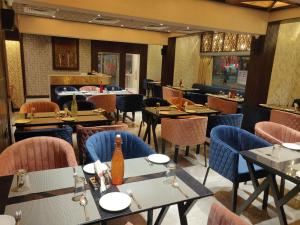 焦特布尔钱德拉旅馆的一间在房间内配有桌椅的餐厅