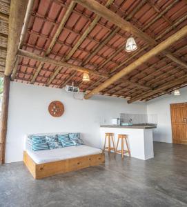大塞拉Welove Beach House-Pés na areia Quintal dos Sonhos的一间带床的卧室,位于带柜台的房间