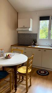 Cosy Studio en résidence privée的厨房或小厨房