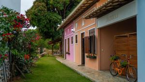 穆库热Villa Santo Antonio - Mucugê的旁边一排房子,旁边停着一辆自行车