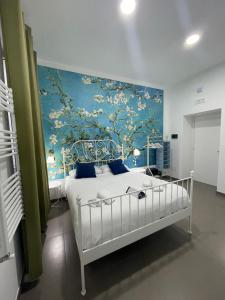 那不勒斯甜梦住宿加早餐旅馆的卧室配有白色床和蓝色墙壁
