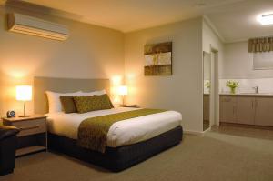 芒特甘比尔Tower Motor Inn的一间酒店客房 - 带一张床和一间浴室