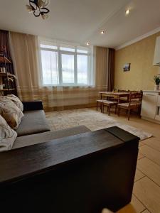 敖德萨Уютная квартира с панорамой города的客厅配有沙发和桌子
