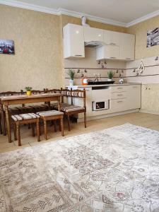 敖德萨Уютная квартира с панорамой города的一间厨房,里面配有桌椅