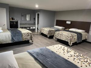 Breckenridge雷吉汽车旅馆的酒店客房带两张床和一间浴室