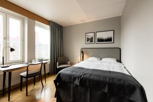 韦斯特罗斯克拉利奥伊特吉连锁酒店的一间卧室配有一张床、一张桌子和一把椅子