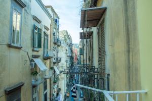 那不勒斯WANDERLUST NAPLES a place to stay的两栋建筑之间小巷的景色