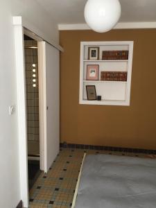 巴涅尔德比戈尔Charmant appartement sur cour, Le Cerisier的走廊设有瓷砖地板和窗户